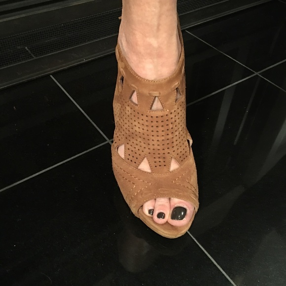 - Carmel Suede open toe shoe.  Size 8.5 - Picture 3 of 8